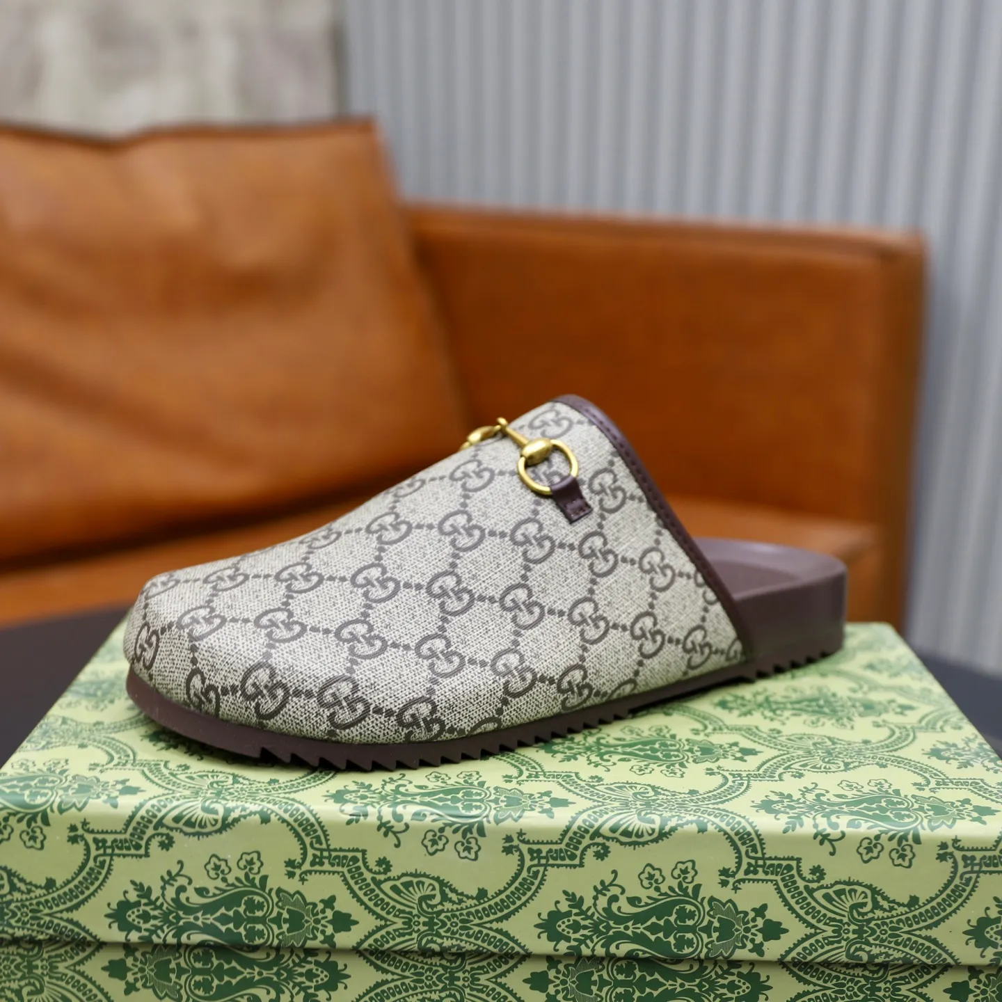 Ex-factory price: 340💰🙅‍♂️🙅‍♂️🙅‍♂️Couple model Brand: GUCCI Standard code: 35-44 (45 customized) Grade: Same as the official website Material: Original leather design Original lightweight wear-resistant molded outsole Style category: Men's fashion sandals Distinguished luxury brand elements Top luxury Color: Actual picture color